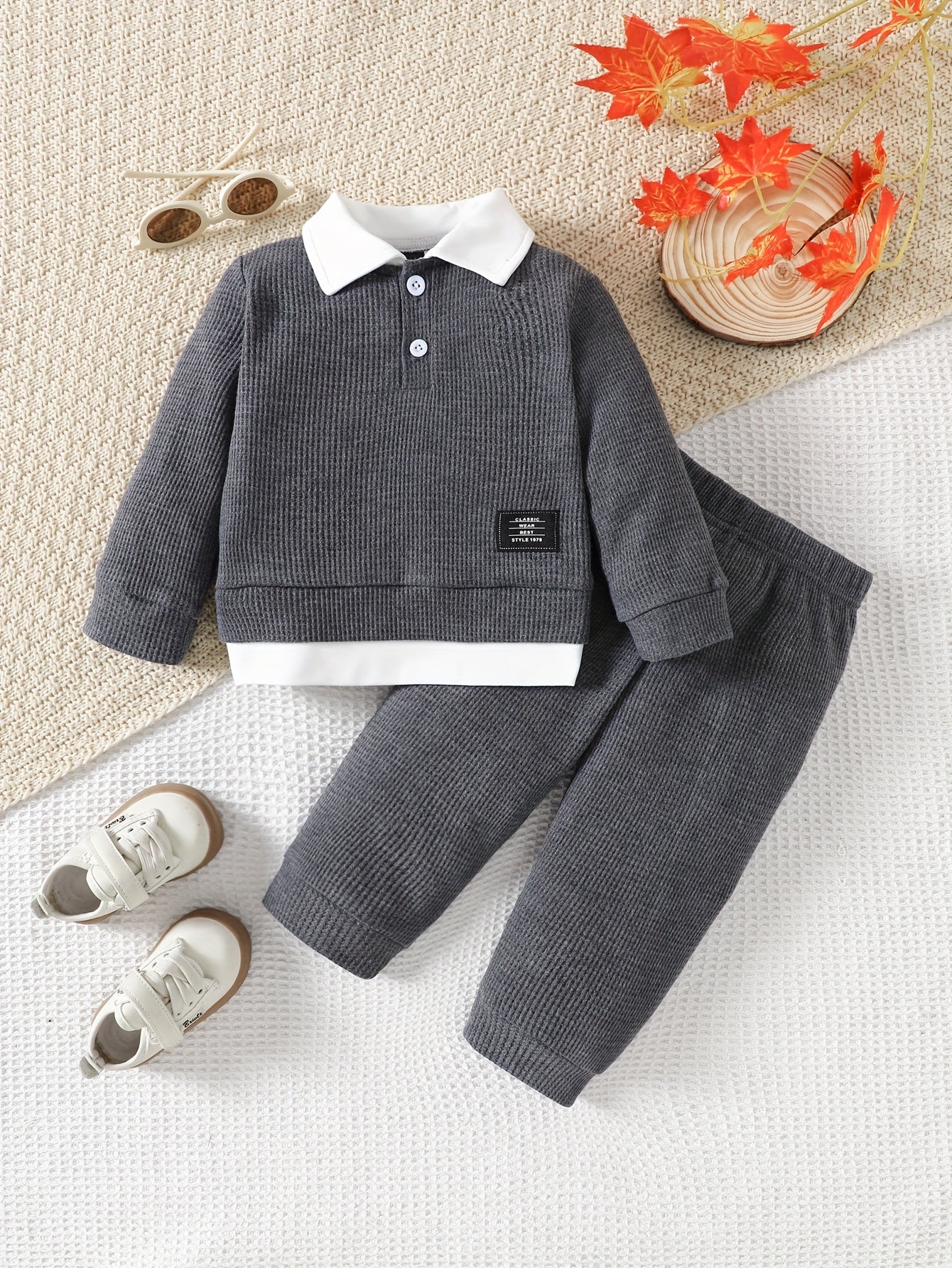 Ensemble 2 pièces pour garçon en maille gaufrée 2-en-1 : sweatshirt à manches longues avec revers et boutons et pantalon long à taille élastique, uni, à la mode, polyvalent et confortable, tenue quotidienne, ensemble printemps/automne, vêtements pour garç