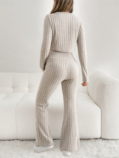 Ensemble de détente de maternité 2 pièces pour femmes enceintes : haut court côtelé extensible doux et confortable à enfiler, pantalon évasé. Idéal pour le printemps, l'automne, les tenues décontractées de tous les jours à la maison.