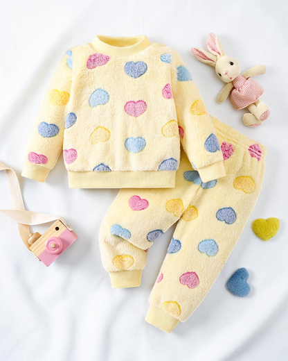 Ensemble pyjama deux pièces Le Cocon d'Or en flanelle jaune douce avec imprimé cœurs colorés pour filles