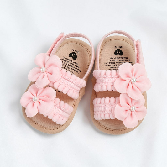 Sandales pour bébé fille Le Cocon d'Or roses en tissu avec fleurs décoratives et fermeture à scratch