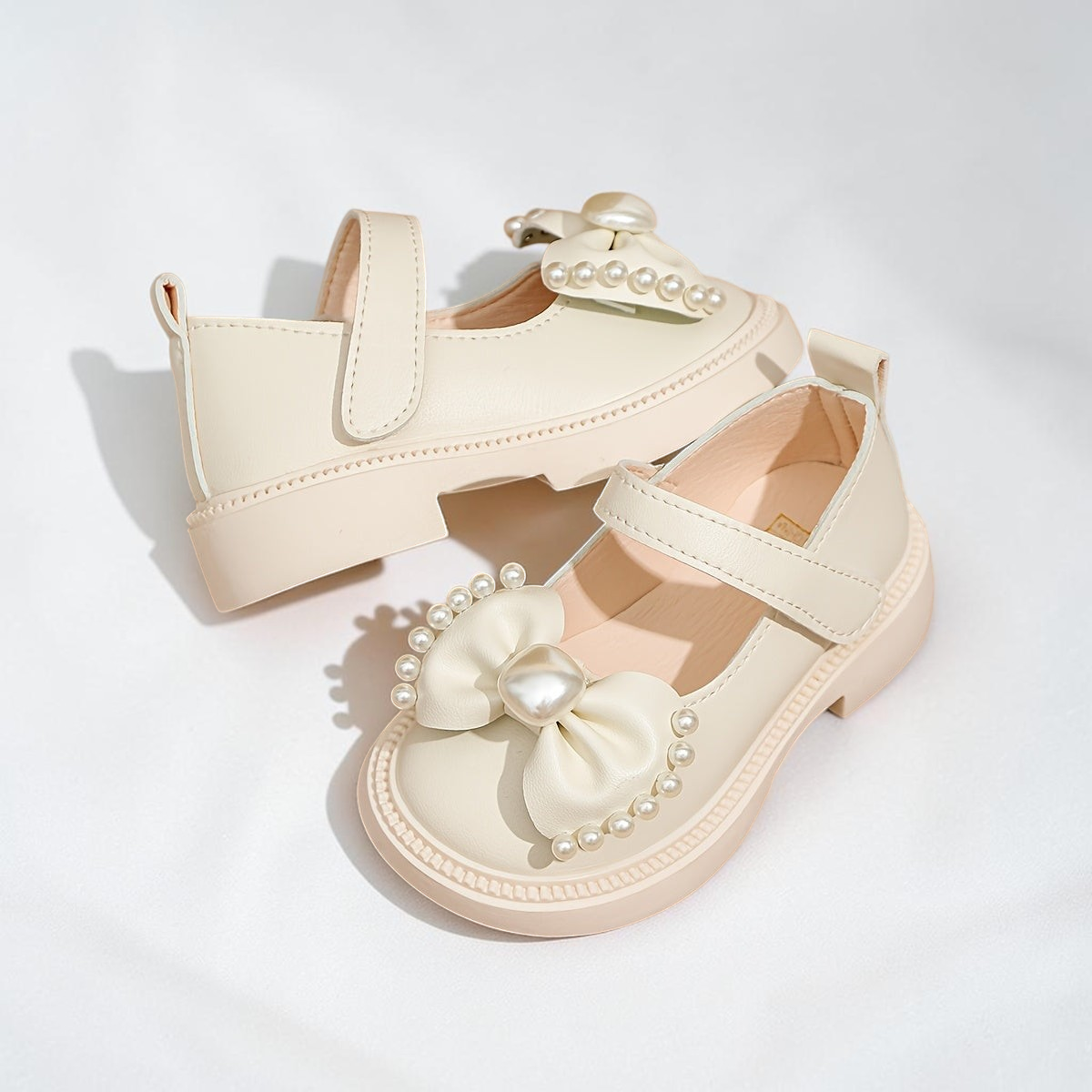 Chaussures de princesse Le Cocon d'Or pour fille en cuir PU beige avec perles, nœud et bride à scratch