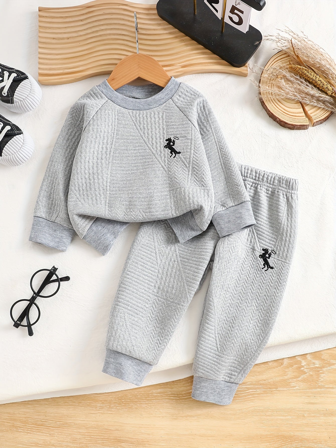 Ensemble deux pièces pour bébé garçon, automne et hiver, mode décontractée et facile, couleur unie, manches longues, pantalon long, motif brodé exquis, pour l'extérieur