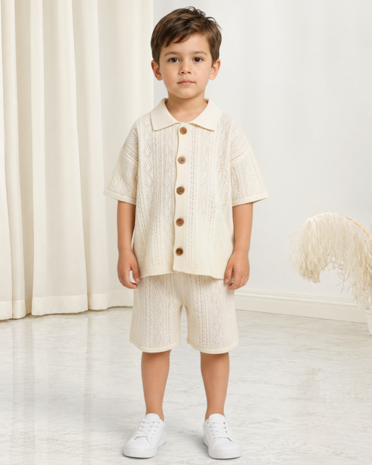 Ensemble d'été Le Cocon d'Or pour bébé garçon, t-shirt boutonné et short en maille texturée beige, style décontracté.