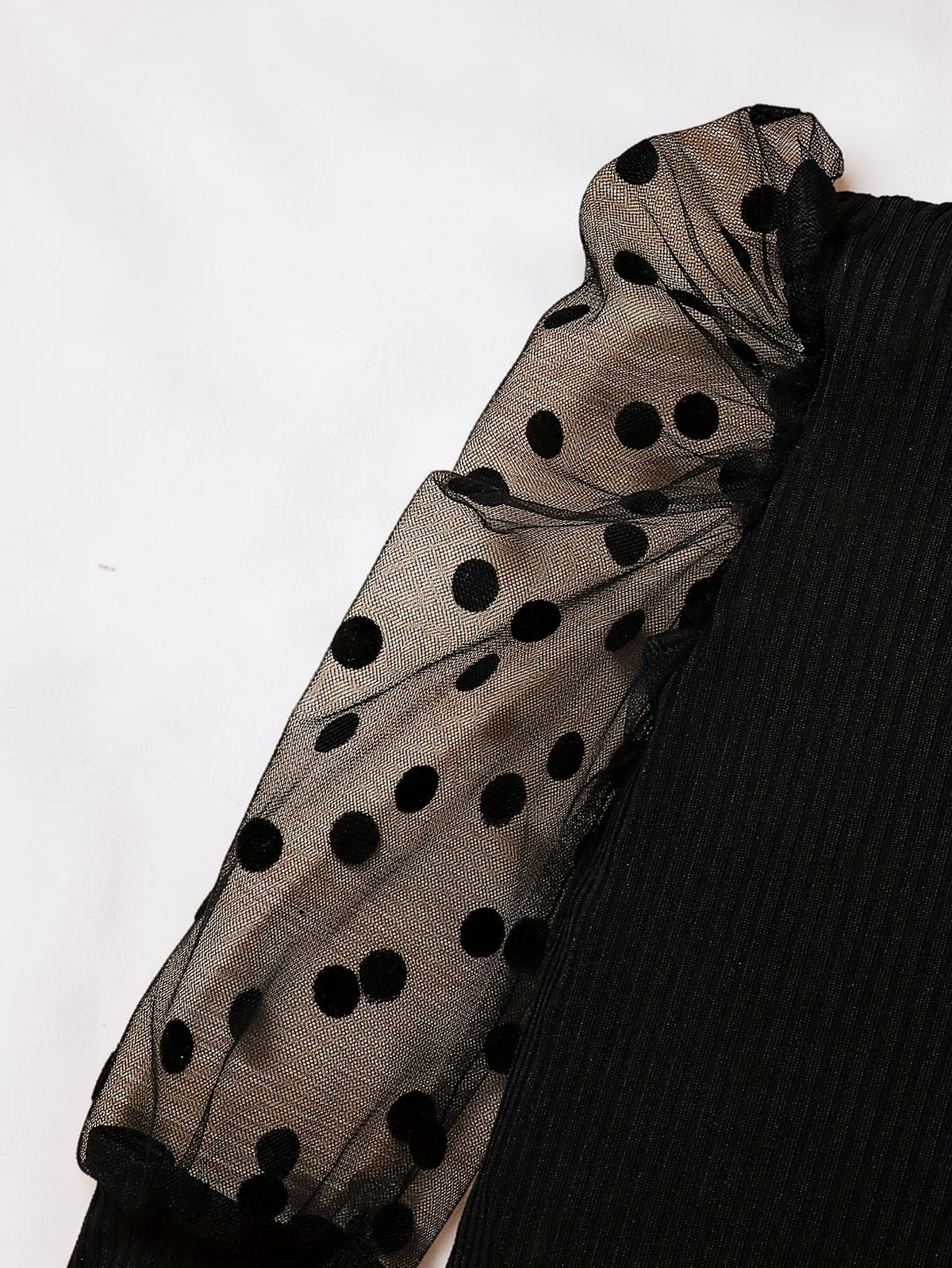 Body noir Le Cocon d'Or pour bébé fille avec manches en tulle transparent à pois, style élégant et décontracté.