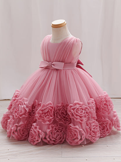 Une robe de princesse sans manches pour bébés filles avec des fleurs tridimensionnelles, du tulle moelleux et des broderies de perles, idéale pour les fêtes de premier anniversaire, les bals de promo et les cérémonies de mariage