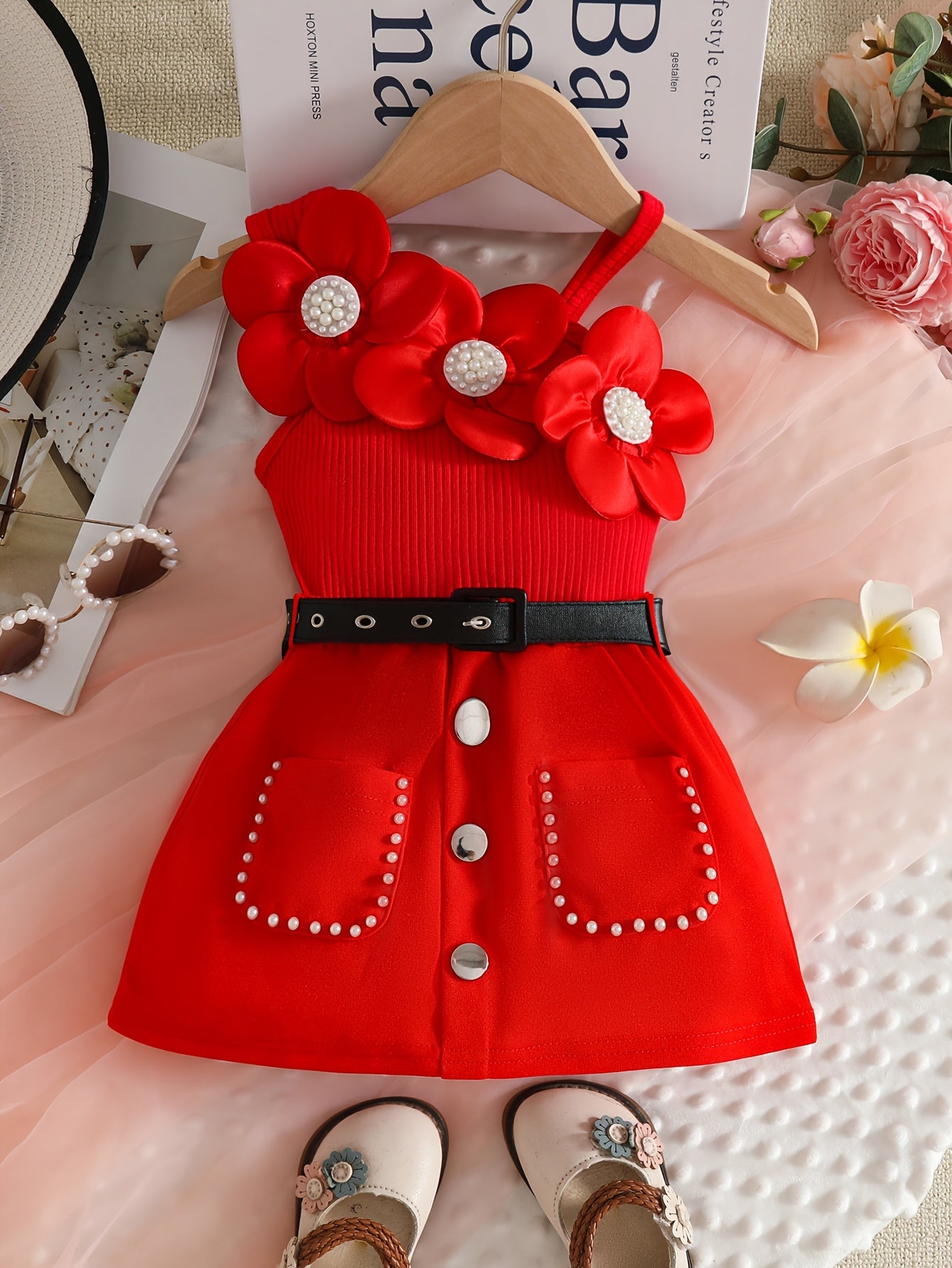 Vêtement pour Fille, Taille 6-24 Mois (4 Ans), Haut Côtelé à Une Épaule et Bretelles Spaghetti avec Grande Fleur 3D sur la Bretelle + Décoration Centrale en Perle, Jupe Courte Ligne A avec Poches et Ourlet à Bordure de Perles, Décoration de Faux Boutons s
