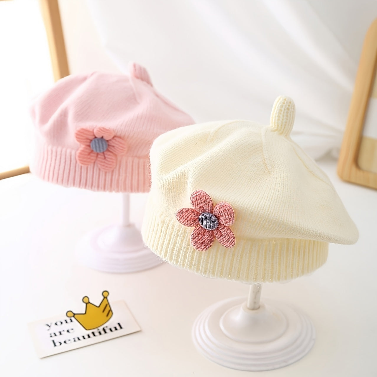 Bonnet Beanie avec Décoration Florale - Doux, Extensible, Léger, Chapeau d'Hiver, Couleurs Pastel (Rose/Lavande/Jaune), Coupe Ajustée et Confortable, Adapté pour Thanksgiving et Usage Quotidien, Bonnet Unisexe d'Automne et d'Hiver, Accessoire pour Temps F