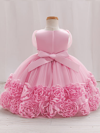 Une robe de princesse sans manches pour bébés filles avec des fleurs tridimensionnelles, du tulle moelleux et des broderies de perles, idéale pour les fêtes de premier anniversaire, les bals de promo et les cérémonies de mariage