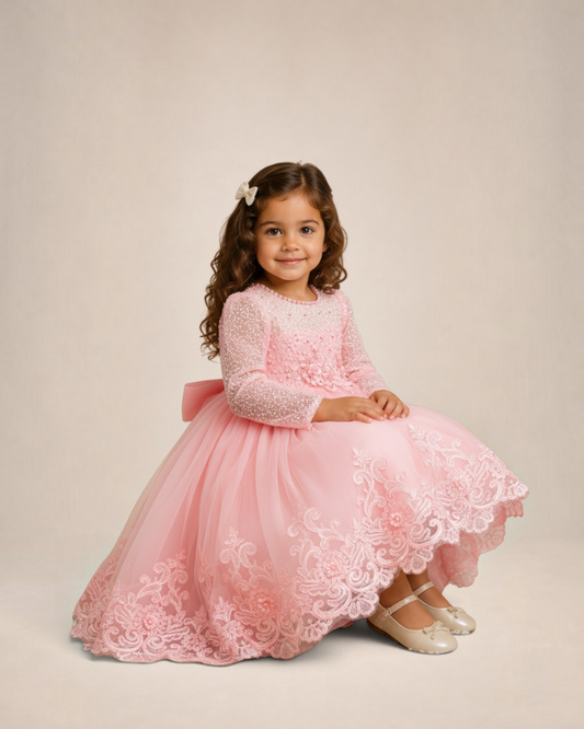 Petite fille en robe de cérémonie rose Le Cocon d'Or avec dentelle, perles et jupe volumineuse