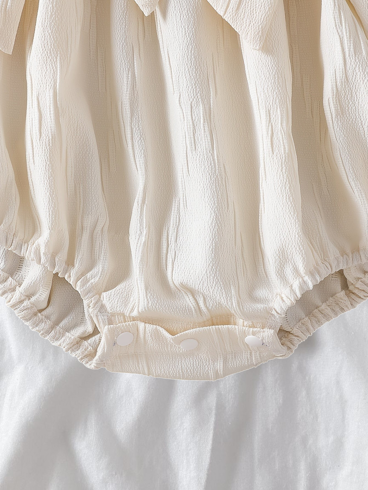 Combinaison d'été Le Cocon d'Or pour bébé fille en polyester blanc texturé avec boutons-pression à l'entrejambe