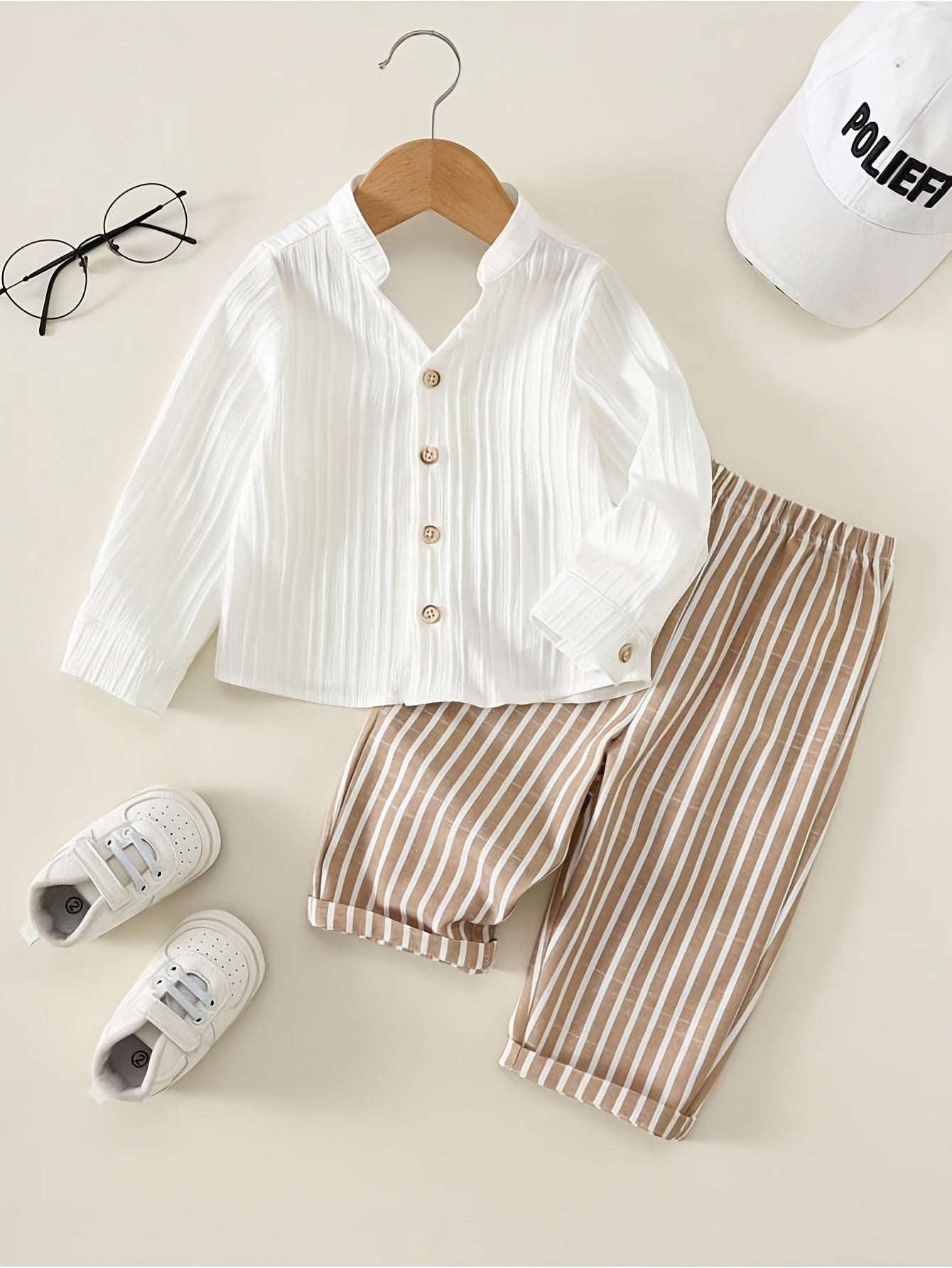 Ensemble chemise à manches longues et pantalon uni et à rayures pour garçon, adapté à un usage quotidien, idéal pour les sorties décontractées, les vacances et le sport. Le tissu léger convient à l'été et à l'automne, parfait pour l'extérieur