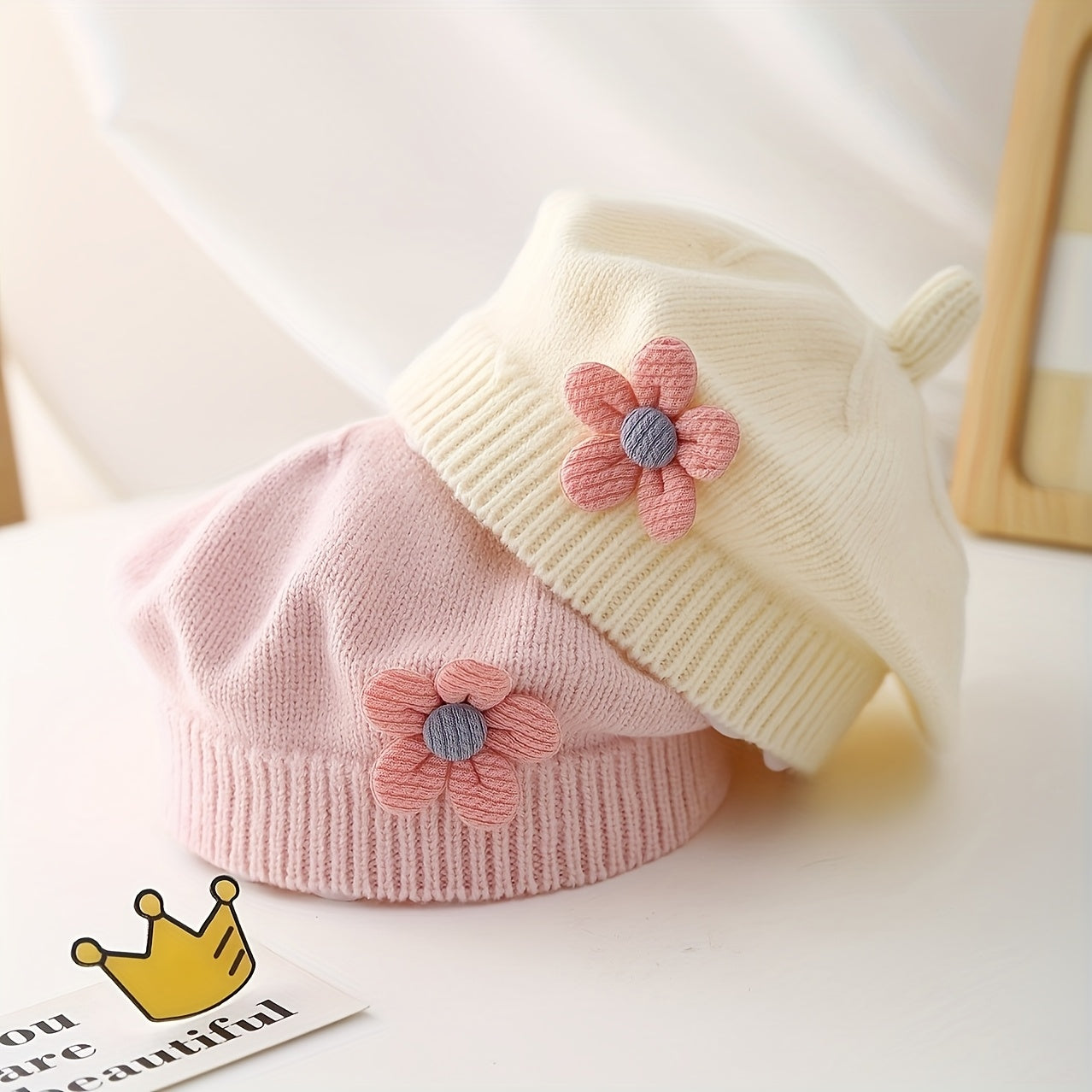 Bonnet Beanie avec Décoration Florale - Doux, Extensible, Léger, Chapeau d'Hiver, Couleurs Pastel (Rose/Lavande/Jaune), Coupe Ajustée et Confortable, Adapté pour Thanksgiving et Usage Quotidien, Bonnet Unisexe d'Automne et d'Hiver, Accessoire pour Temps F