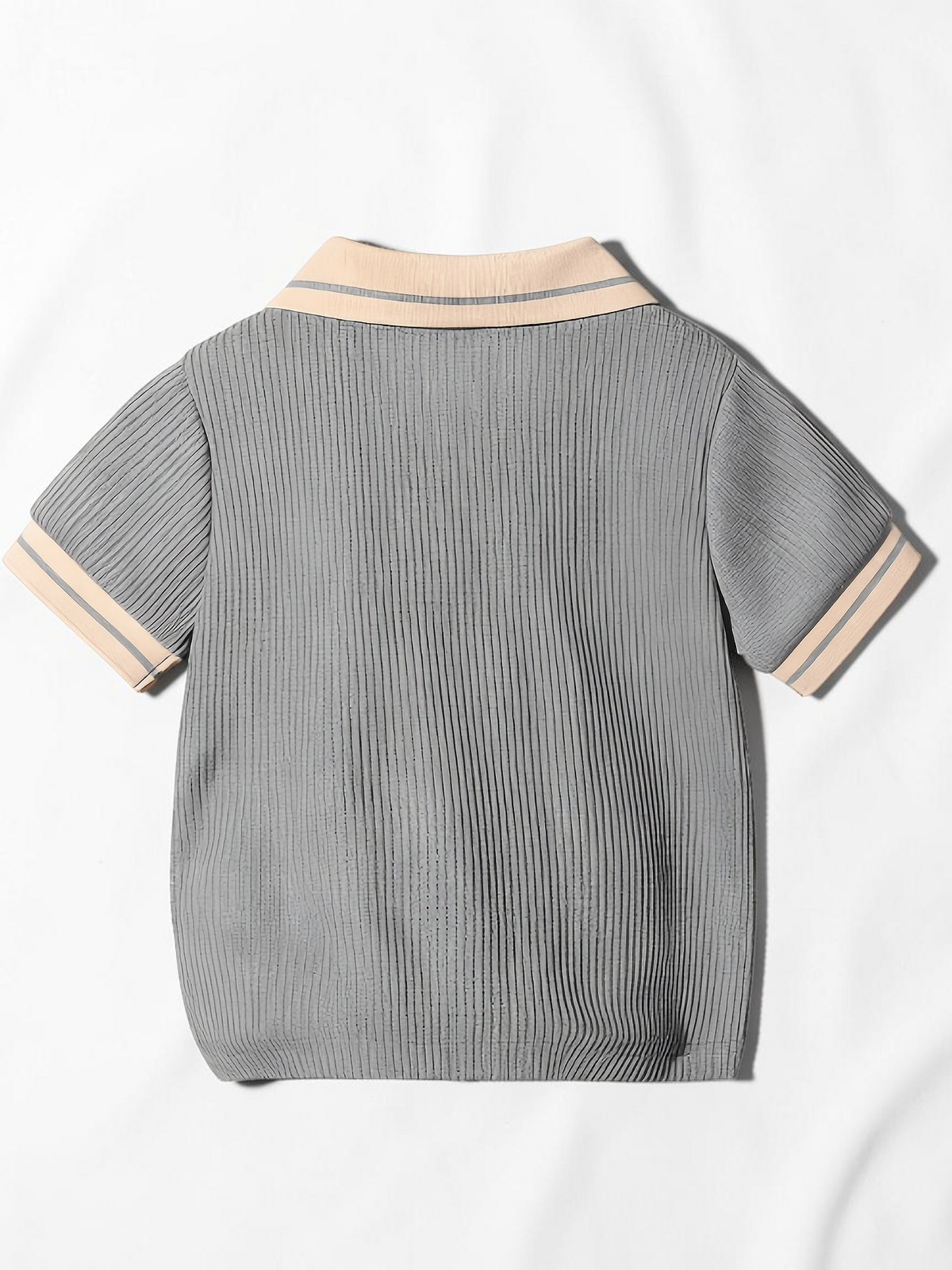 T-shirt polo Le Cocon d'Or pour bébé garçon, gris en maille plissée avec col et bords de manches contrastés beiges