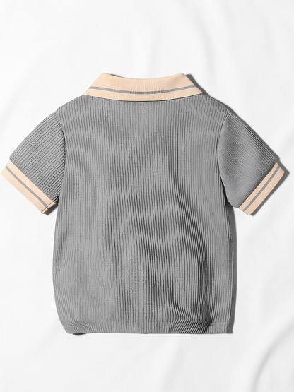 T-shirt polo Le Cocon d'Or pour bébé garçon, gris en maille plissée avec col et bords de manches contrastés beiges