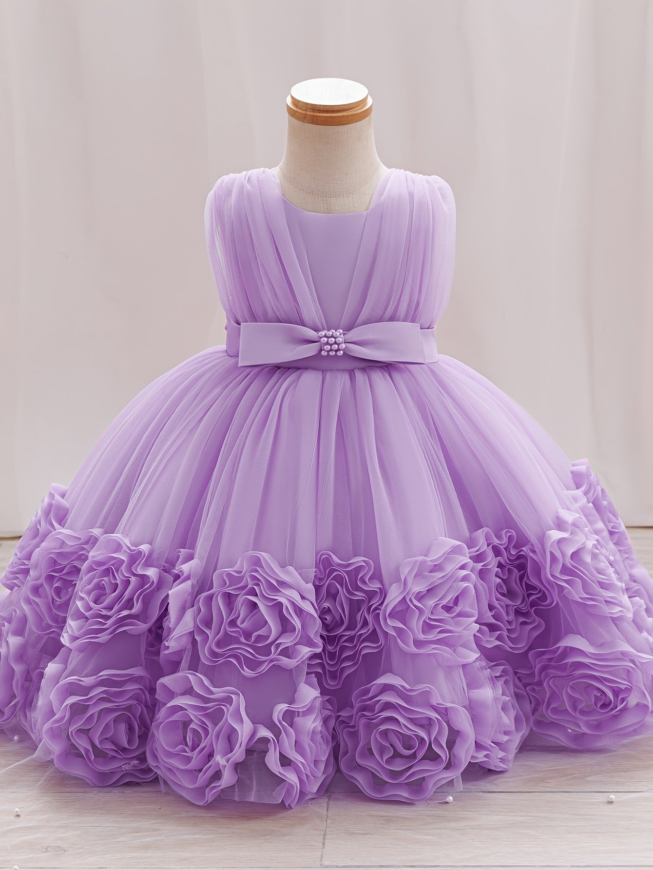 Une robe de princesse sans manches pour bébés filles avec des fleurs tridimensionnelles, du tulle moelleux et des broderies de perles, idéale pour les fêtes de premier anniversaire, les bals de promo et les cérémonies de mariage