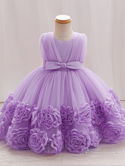 Une robe de princesse sans manches pour bébés filles avec des fleurs tridimensionnelles, du tulle moelleux et des broderies de perles, idéale pour les fêtes de premier anniversaire, les bals de promo et les cérémonies de mariage
