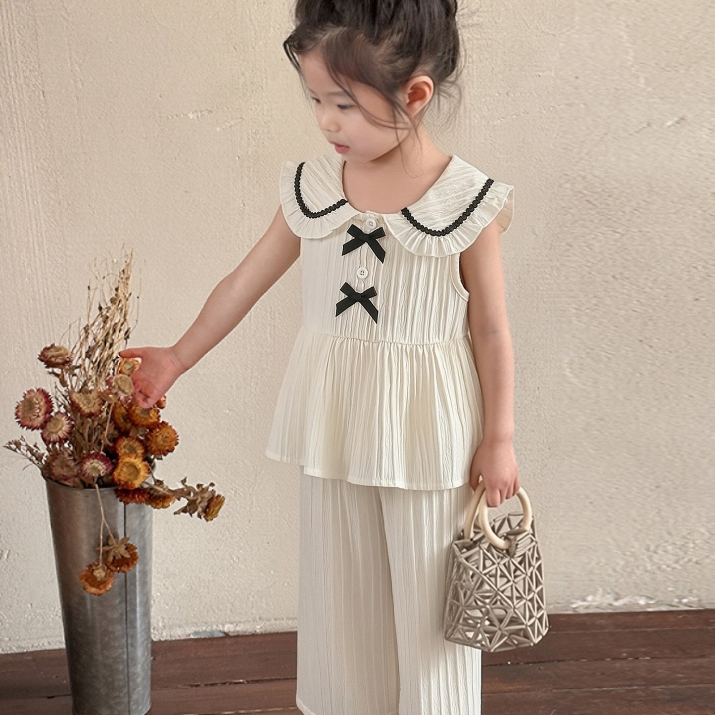 Ensemble 2 pièces pour petites filles, haut sans manches à col Peter Pan avec volants + pantalon large à texture, tenue décontractée d'été, ensemble de pantalons longs à la mode et ludiques pour filles, convient pour les sorties, les séances photo et les