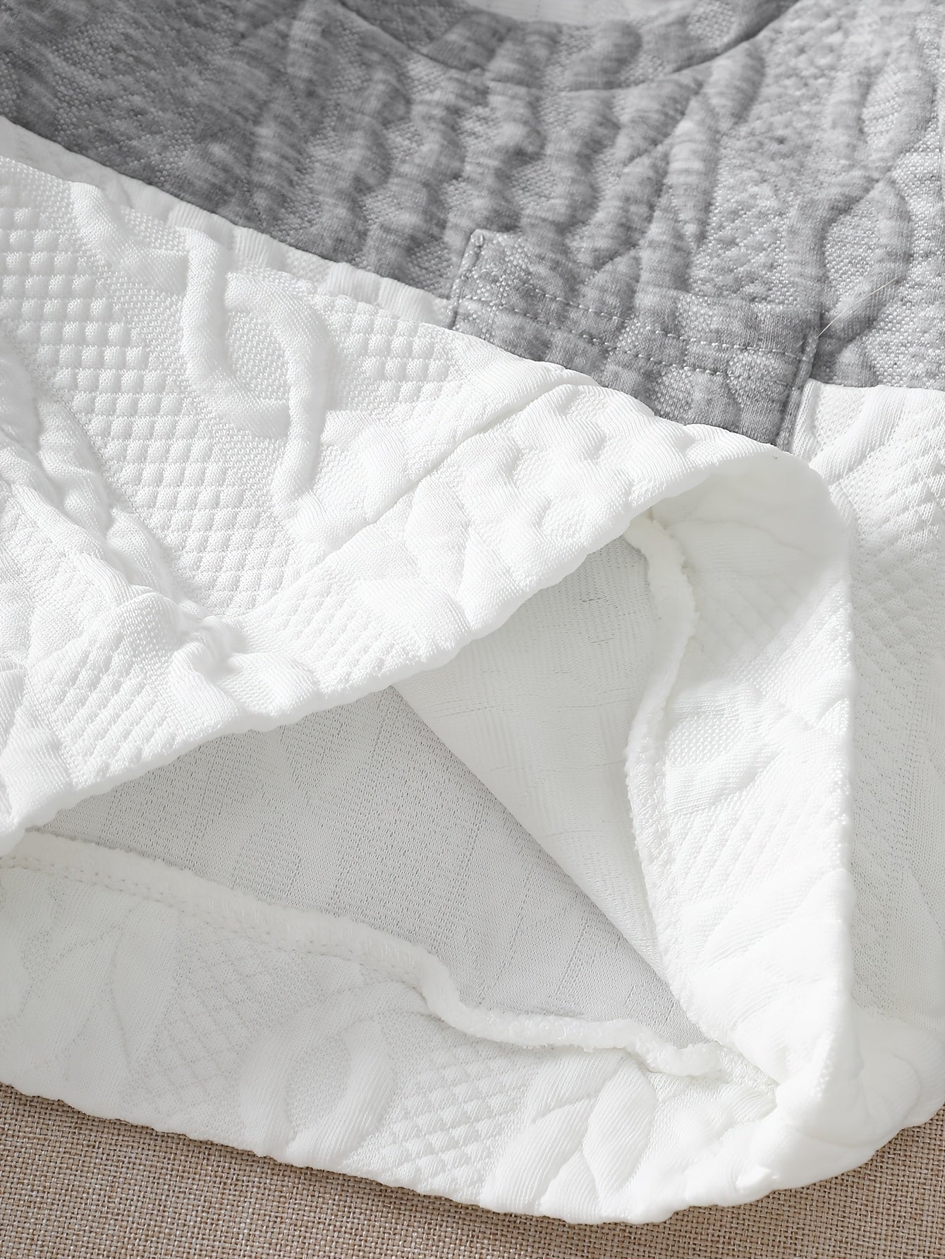 Ensemble d'automne et d'hiver pour bébés garçons, comprenant un haut tricoté à manches longues avec blocs de couleurs gris et blanc, et un pantalon à revers, parfait pour les sorties confortables en extérieur.