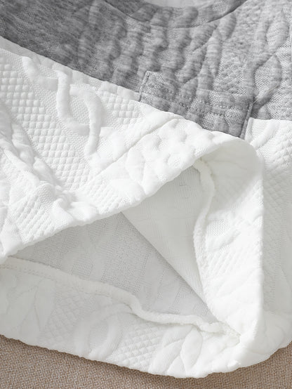 Ensemble d'automne et d'hiver pour bébés garçons, comprenant un haut tricoté à manches longues avec blocs de couleurs gris et blanc, et un pantalon à revers, parfait pour les sorties confortables en extérieur.