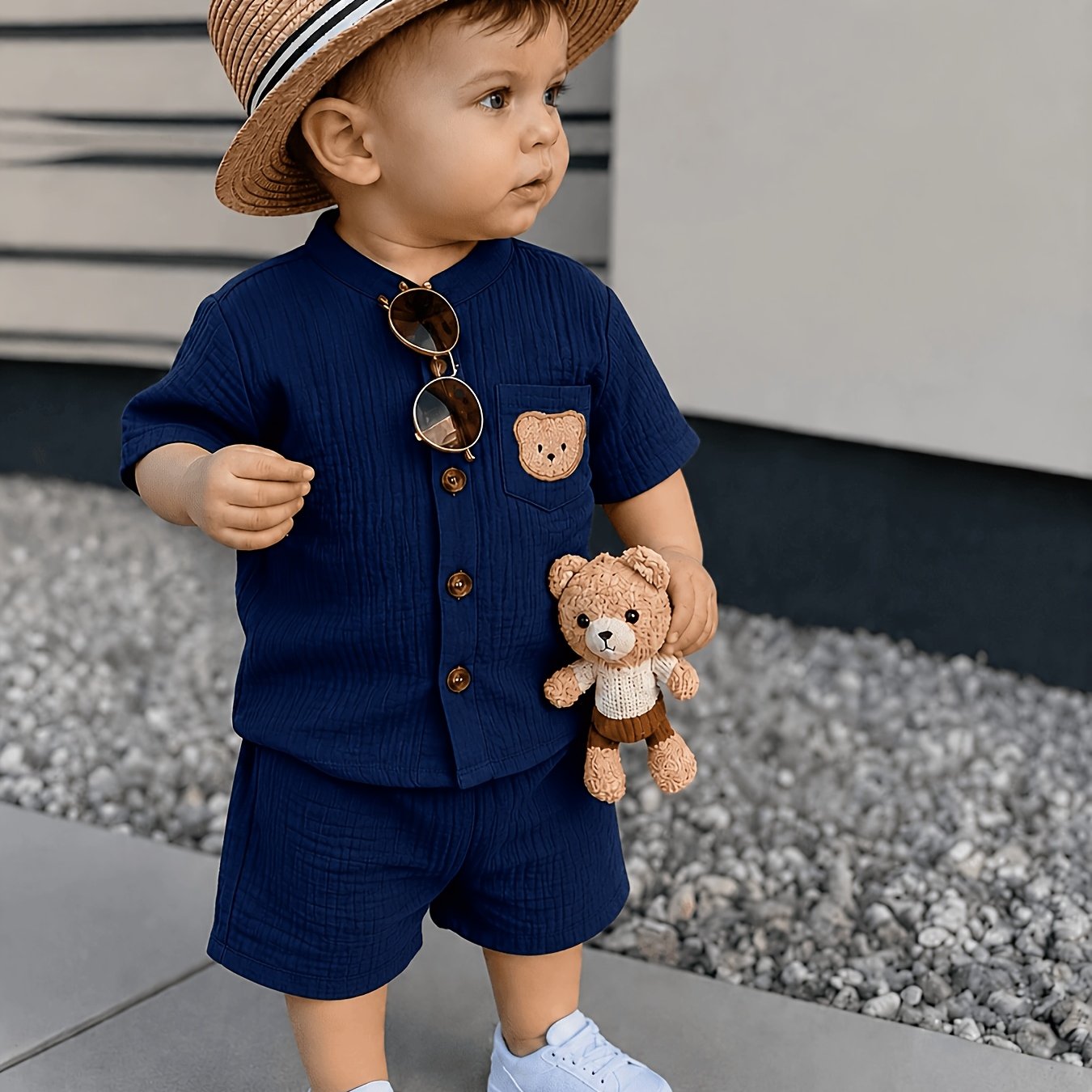 Ensemble 2 pièces : Chemise à manches courtes et col montant et short d'été pour garçon de 0 à 3 ans. Comprend un écusson d'ourson, convient aux scènes de plein air pour les petits garçons, simple, décontracté et polyvalent, parfait pour l'extérieur