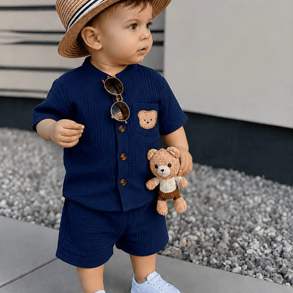 Ensemble 2 pièces : Chemise à manches courtes et col montant et short d'été pour garçon de 0 à 3 ans. Comprend un écusson d'ourson, convient aux scènes de plein air pour les petits garçons, simple, décontracté et polyvalent, parfait pour l'extérieur