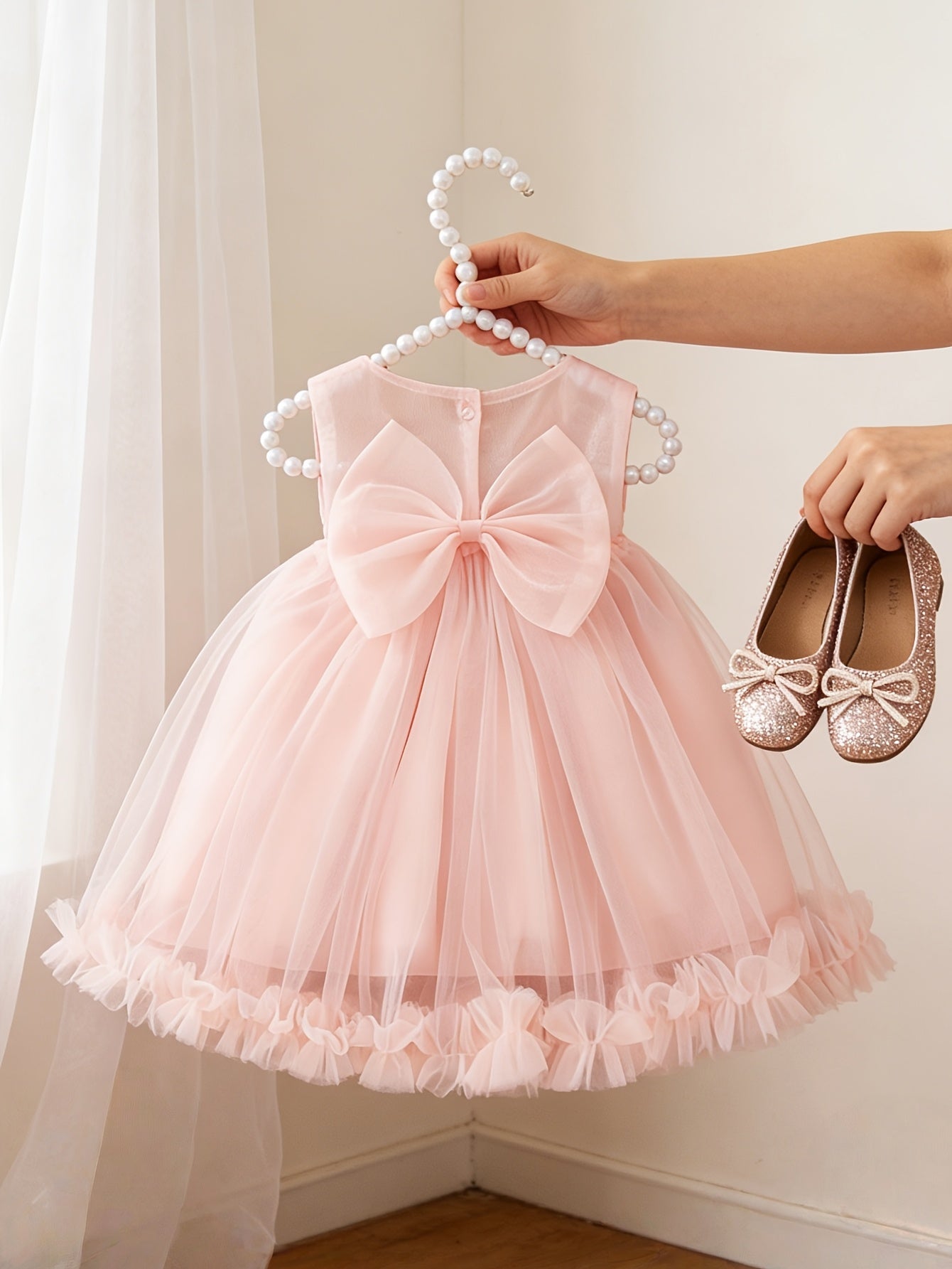 Nouvelle robe élégante pour bébés filles, avec une jupe bouffante parfaite pour la saison des mariages, un nœud papillon à l'arrière et des décorations florales à l'avant, idéale pour les fêtes et les réunions