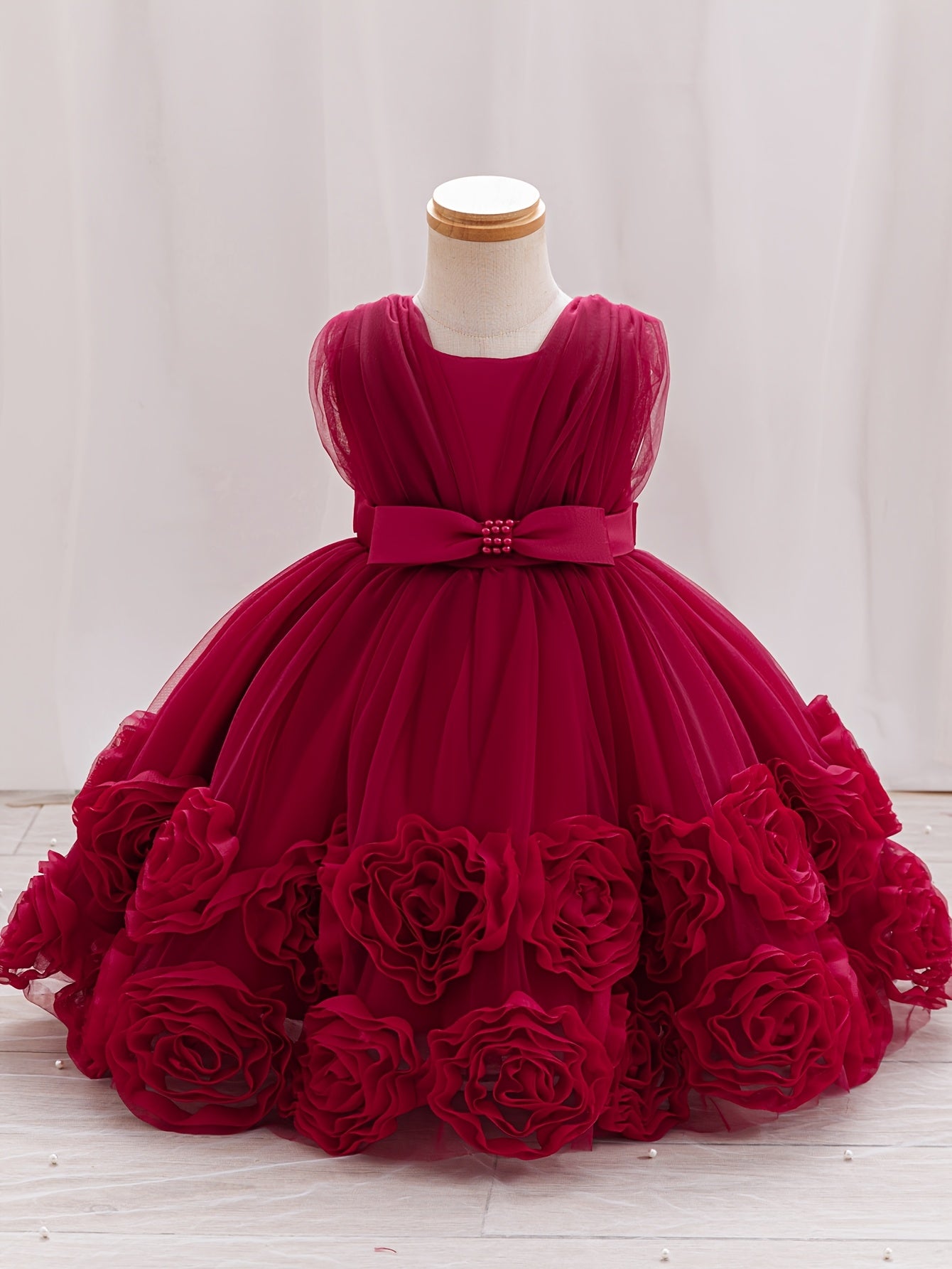 Une robe de princesse sans manches pour bébés filles avec des fleurs tridimensionnelles, du tulle moelleux et des broderies de perles, idéale pour les fêtes de premier anniversaire, les bals de promo et les cérémonies de mariage