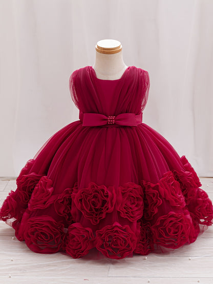 Une robe de princesse sans manches pour bébés filles avec des fleurs tridimensionnelles, du tulle moelleux et des broderies de perles, idéale pour les fêtes de premier anniversaire, les bals de promo et les cérémonies de mariage