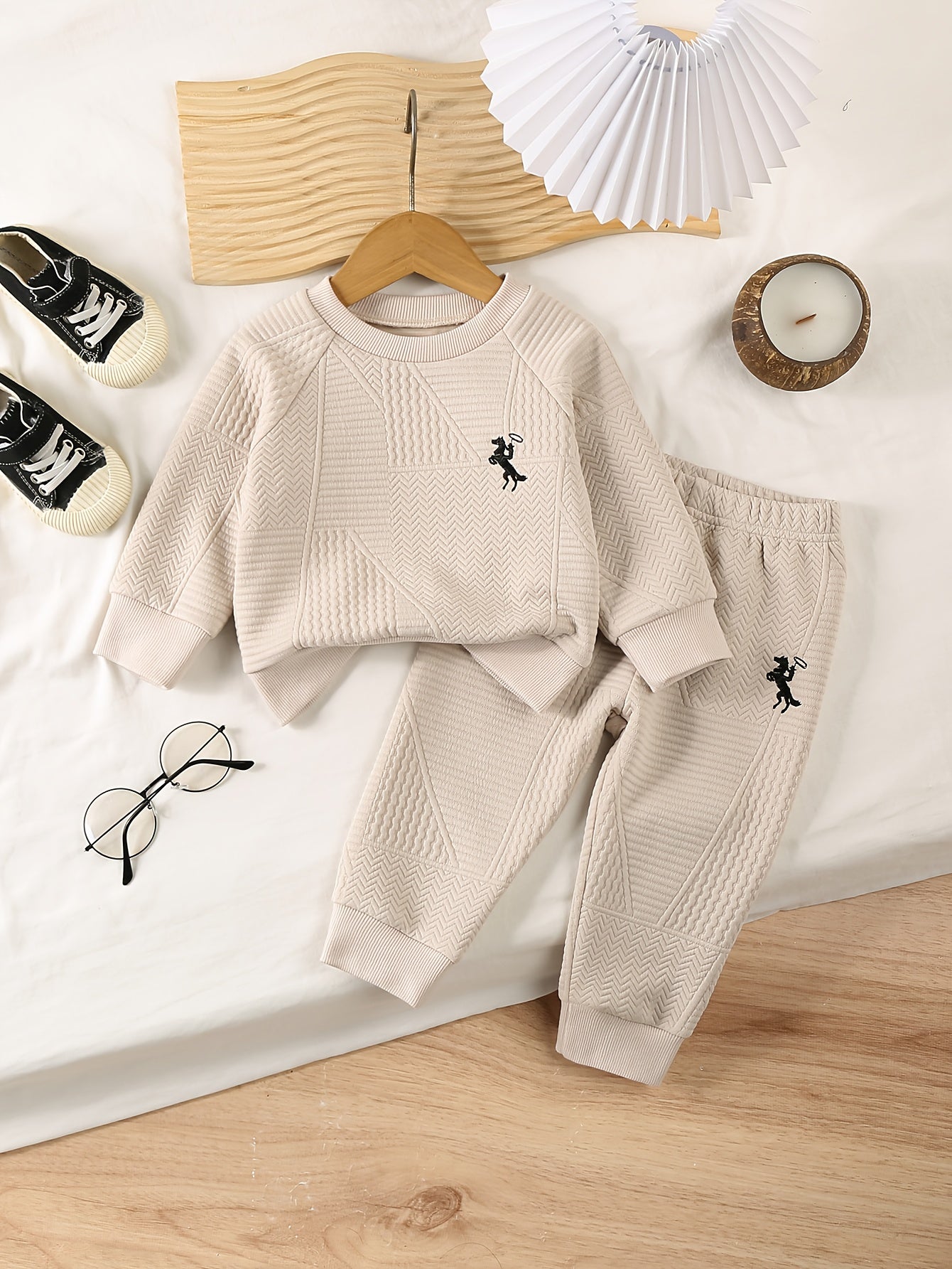 Ensemble deux pièces pour bébé garçon, automne et hiver, mode décontractée et facile, couleur unie, manches longues, pantalon long, motif brodé exquis, pour l'extérieur