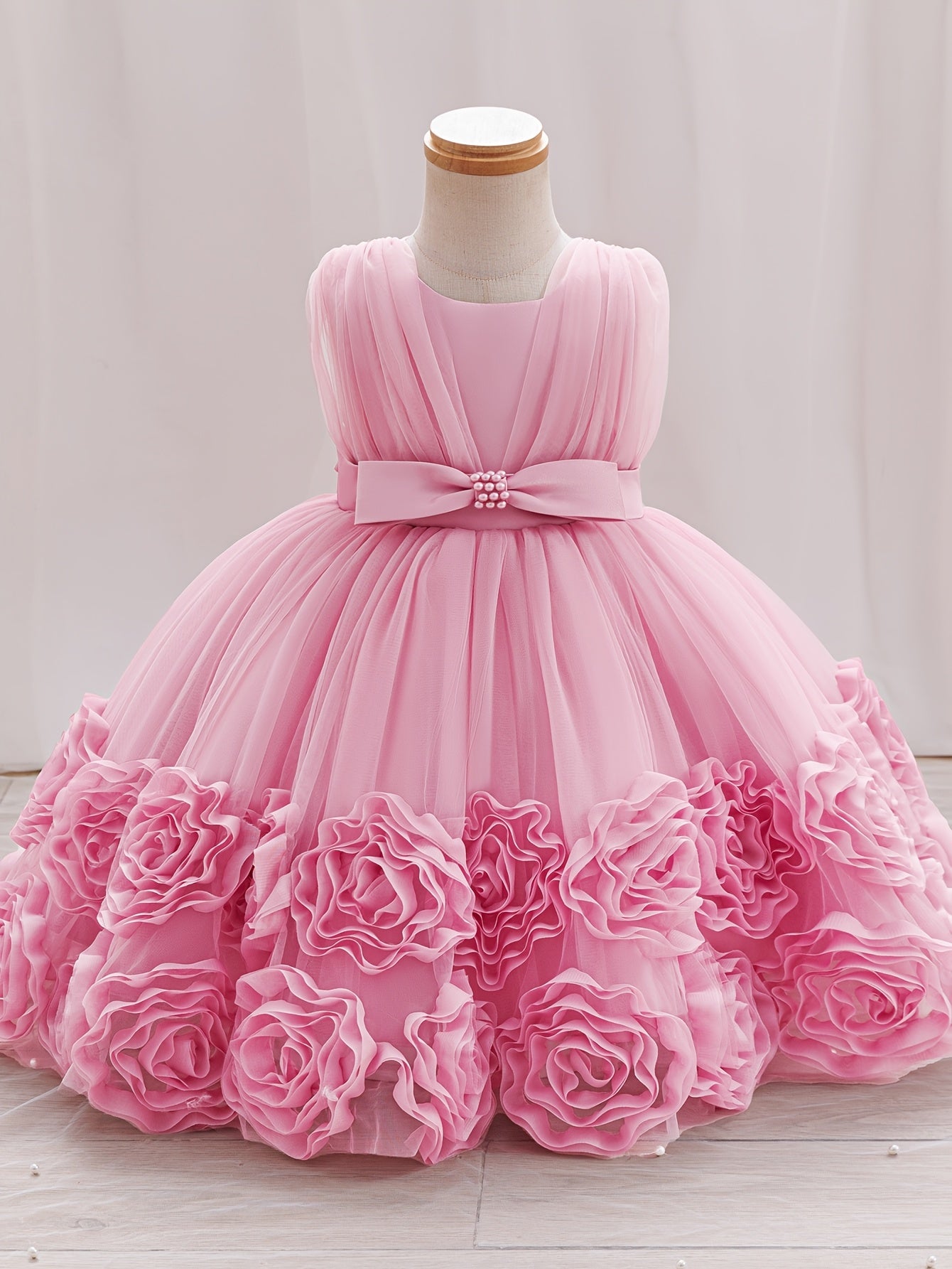 Une robe de princesse sans manches pour bébés filles avec des fleurs tridimensionnelles, du tulle moelleux et des broderies de perles, idéale pour les fêtes de premier anniversaire, les bals de promo et les cérémonies de mariage