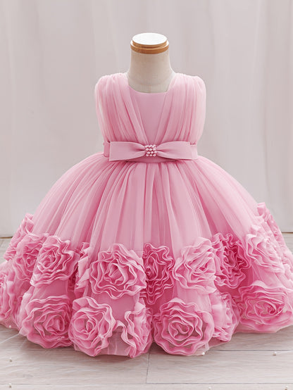 Une robe de princesse sans manches pour bébés filles avec des fleurs tridimensionnelles, du tulle moelleux et des broderies de perles, idéale pour les fêtes de premier anniversaire, les bals de promo et les cérémonies de mariage
