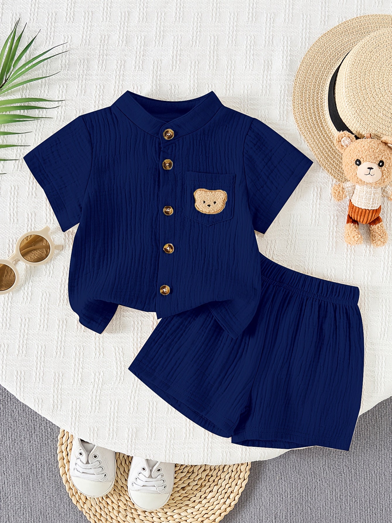 Ensemble 2 pièces : Chemise à manches courtes et col montant et short d'été pour garçon de 0 à 3 ans. Comprend un écusson d'ourson, convient aux scènes de plein air pour les petits garçons, simple, décontracté et polyvalent, parfait pour l'extérieur