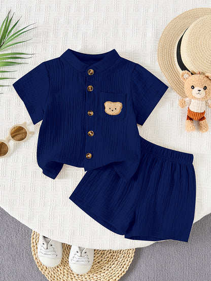 Ensemble 2 pièces : Chemise à manches courtes et col montant et short d'été pour garçon de 0 à 3 ans. Comprend un écusson d'ourson, convient aux scènes de plein air pour les petits garçons, simple, décontracté et polyvalent, parfait pour l'extérieur