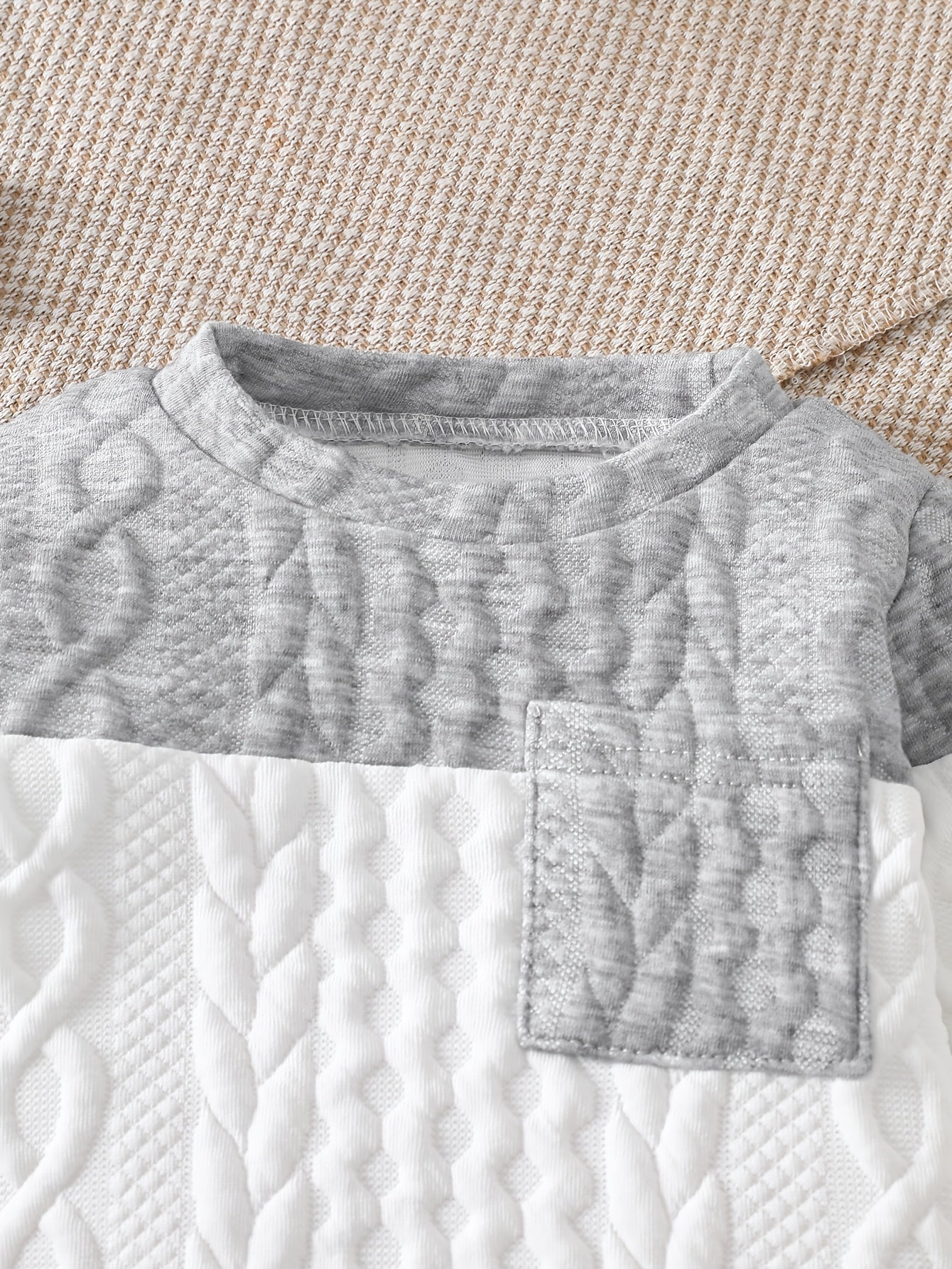 Ensemble d'automne et d'hiver pour bébés garçons, comprenant un haut tricoté à manches longues avec blocs de couleurs gris et blanc, et un pantalon à revers, parfait pour les sorties confortables en extérieur.