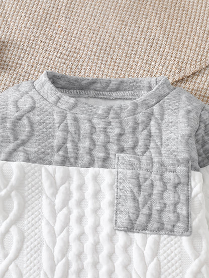 Ensemble d'automne et d'hiver pour bébés garçons, comprenant un haut tricoté à manches longues avec blocs de couleurs gris et blanc, et un pantalon à revers, parfait pour les sorties confortables en extérieur.