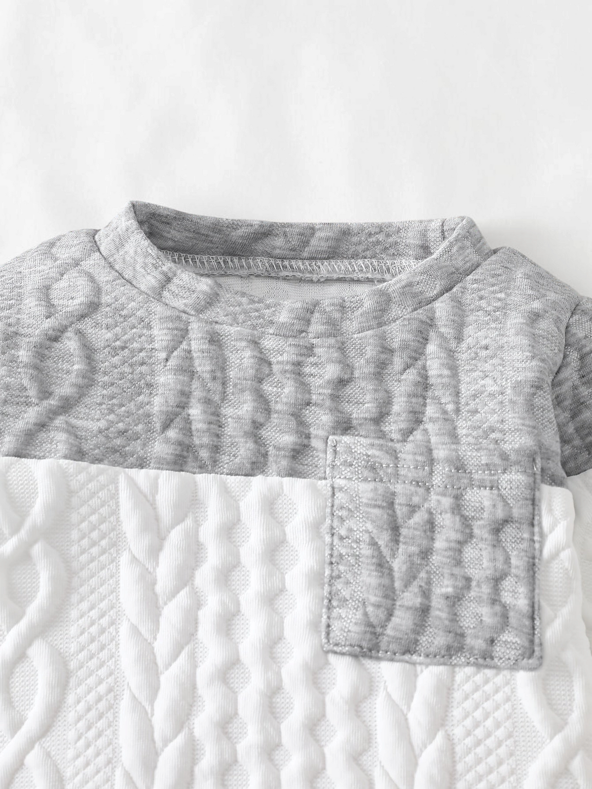 Ensemble Le Cocon d'Or pour bébé garçon avec sweat-shirt tricoté gris et blanc à col rond et poche poitrine