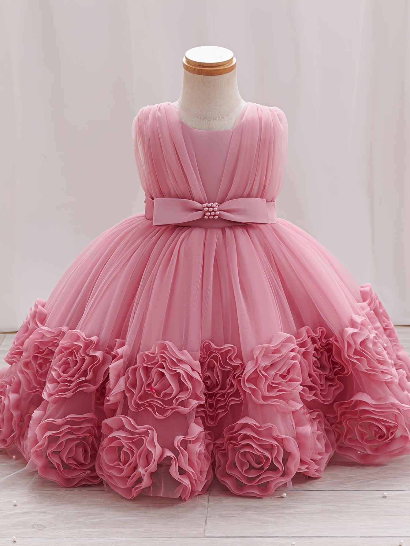 Une robe de princesse sans manches pour bébés filles avec des fleurs tridimensionnelles, du tulle moelleux et des broderies de perles, idéale pour les fêtes de premier anniversaire, les bals de promo et les cérémonies de mariage