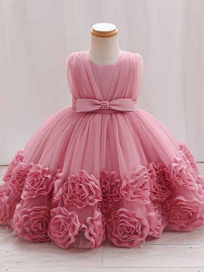 Une robe de princesse sans manches pour bébés filles avec des fleurs tridimensionnelles, du tulle moelleux et des broderies de perles, idéale pour les fêtes de premier anniversaire, les bals de promo et les cérémonies de mariage