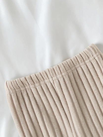 Gros plan sur le pantalon beige en maille côtelée pour bébé garçon de la collection Le Cocon d'Or