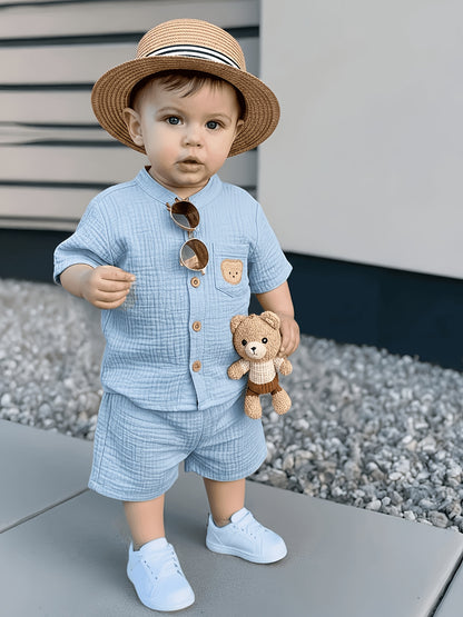 Ensemble 2 pièces : Chemise à manches courtes et col montant et short d'été pour garçon de 0 à 3 ans. Comprend un écusson d'ourson, convient aux scènes de plein air pour les petits garçons, simple, décontracté et polyvalent, parfait pour l'extérieur