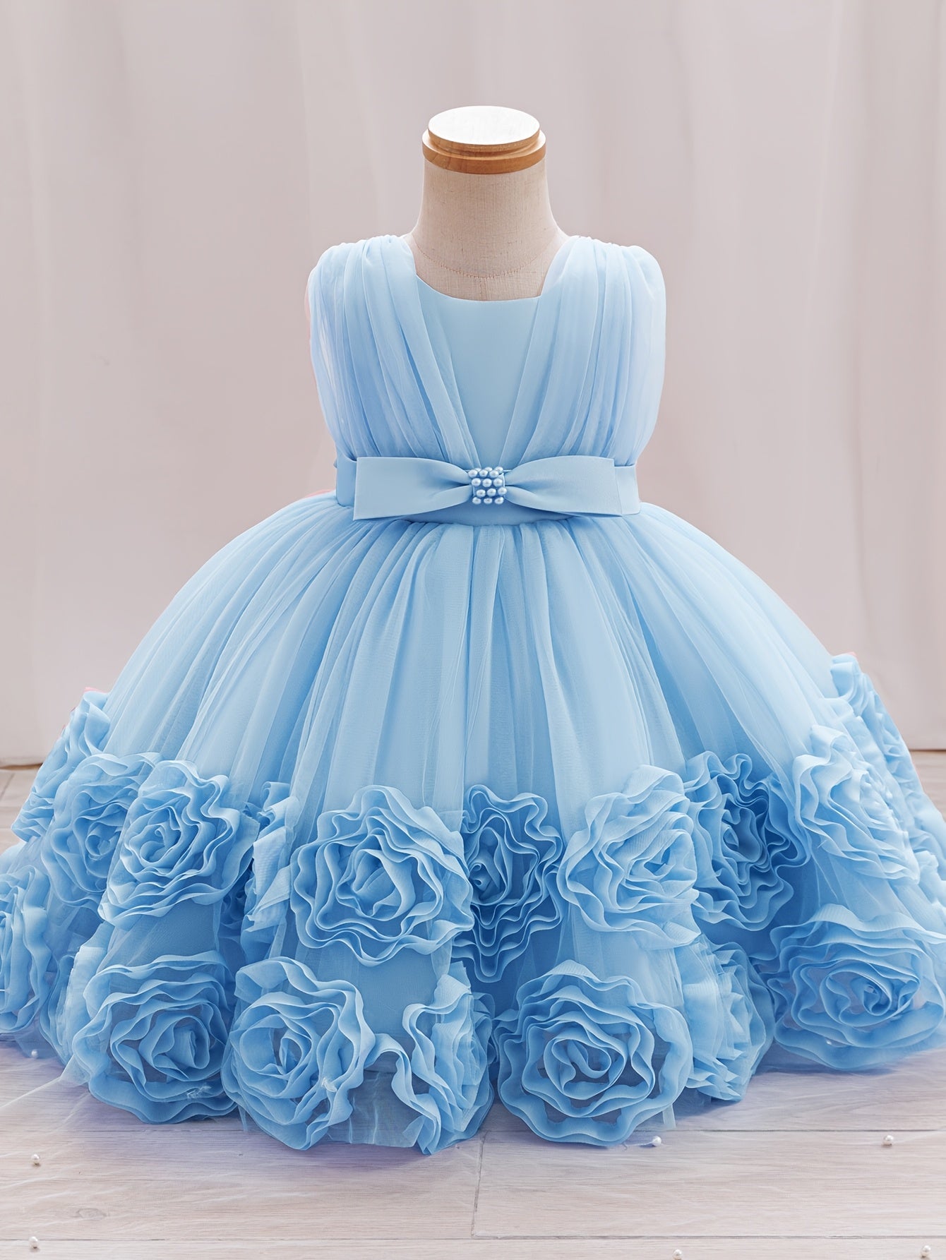 Une robe de princesse sans manches pour bébés filles avec des fleurs tridimensionnelles, du tulle moelleux et des broderies de perles, idéale pour les fêtes de premier anniversaire, les bals de promo et les cérémonies de mariage