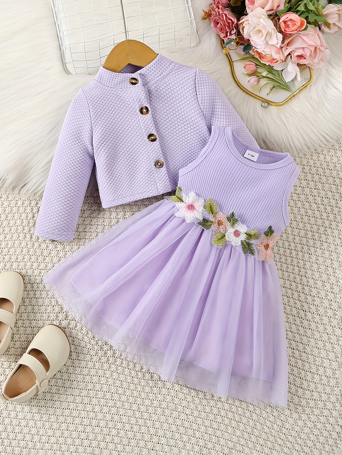 Ensemble décontracté pour fille comprenant une robe à fleurs brodée, une veste et une jupe, idéal pour l'extérieur