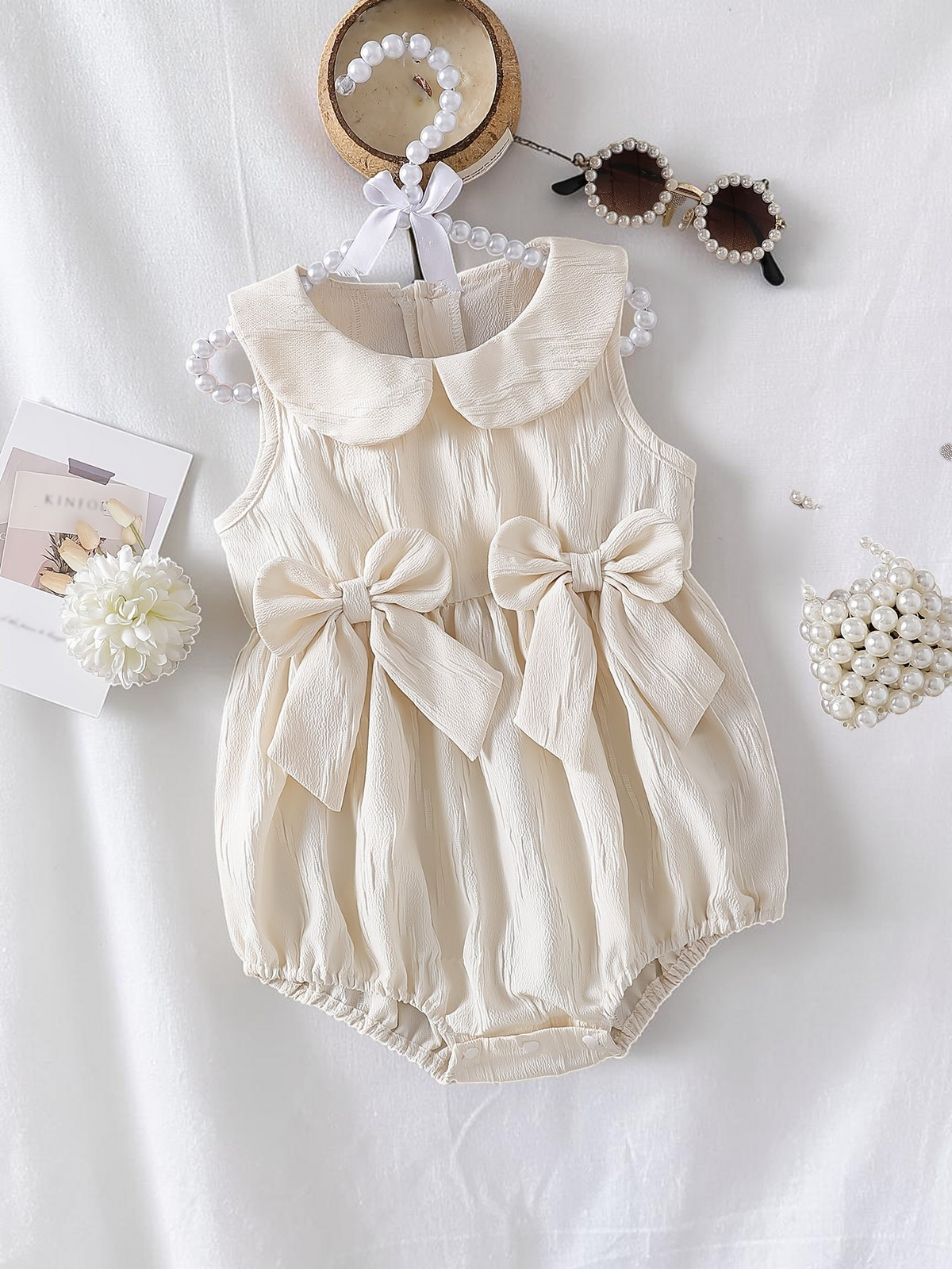 Combinaison d'été Le Cocon d'Or pour bébé fille en polyester beige avec col claudine et nœuds décoratifs