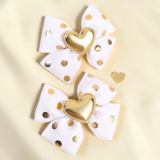Lot de deux barrettes à cheveux Le Cocon d'Or en tissu blanc à pois dorés avec un cœur métallique doré au centre