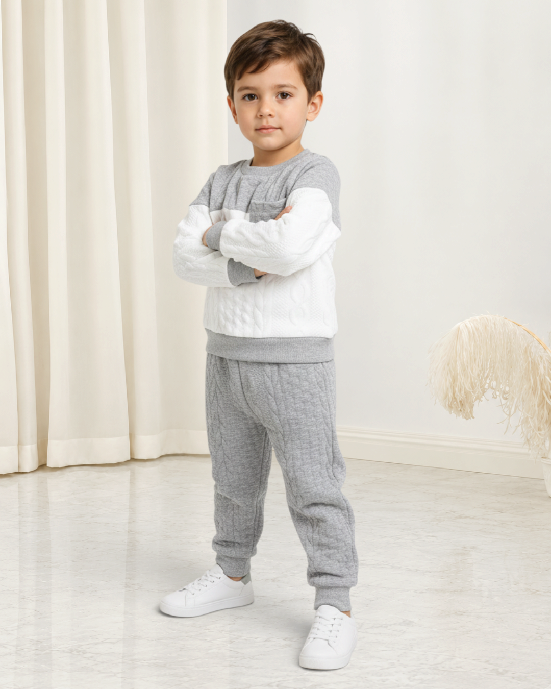 Ensemble Le Cocon d'Or pour bébé garçon avec sweat-shirt tricoté gris et blanc et pantalon assorti en polyester
