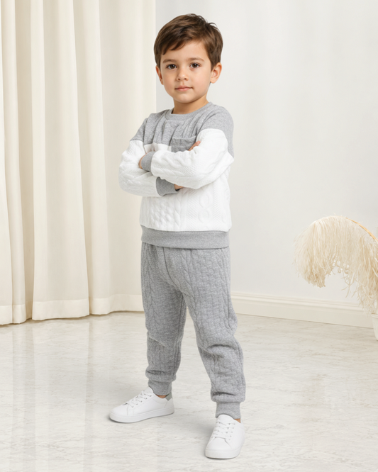 Ensemble Le Cocon d'Or pour bébé garçon avec sweat-shirt tricoté gris et blanc et pantalon assorti en polyester