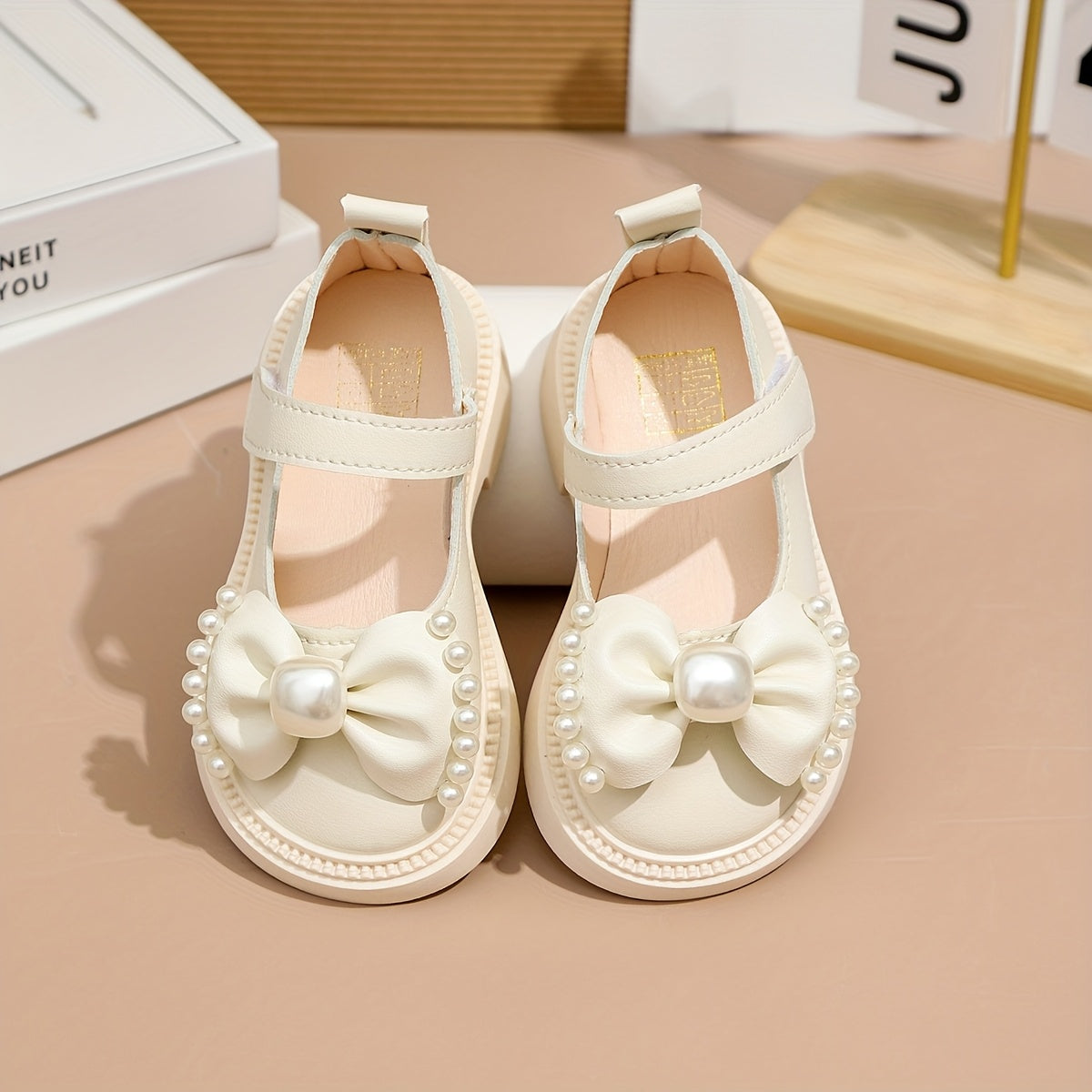 Une paire de chaussures plates princesse pour fille style papillon perlé, polyvalentes pour le quotidien et les fêtes, un excellent cadeau pour les étudiantes