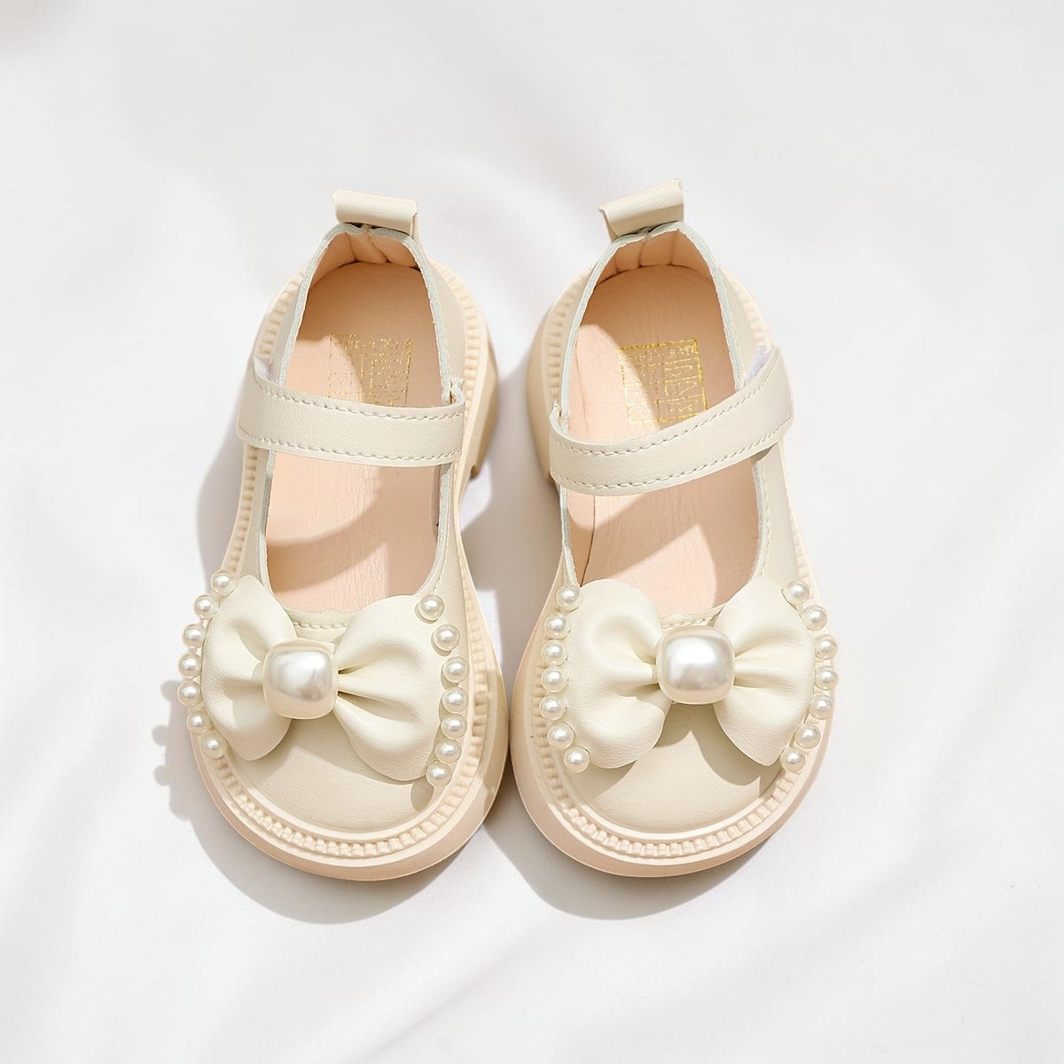 Chaussures de princesse Le Cocon d'Or Angel Pearl blanc cassé avec nœud, perles et bride à scratch pour filles