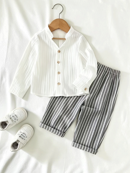 Ensemble Le Cocon d'Or pour garçon avec chemise blanche texturée à boutons et pantalon gris à rayures verticales