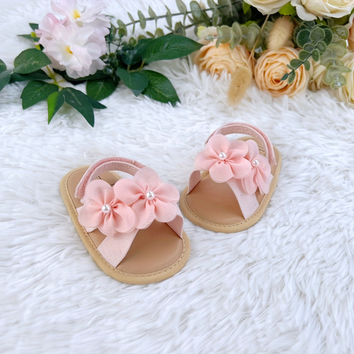 Chaussures de premier pas pour bébé 0 - Sandales d'été douces à fleurs et touches de perles avec fermeture à bande, chaussures respirantes à bout ouvert pour anniversaires et séances photo (basse) | Semelle et tige en tissu